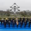 Staats- und Regierungschefs stehen für ein Gruppenfoto vor dem Atomium während eines Kernenergie-Gipfels auf der Expo in Brüssel.