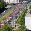 Die Demonstration des DGB (Deutscher Gewerkschaftsbund)zieht über die Karl-Marx-Allee Richtung Rotes Rathaus.
