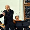 Das Ensemble del Arte kommt in Neuburg immer wieder mit namhaften Musikern auf die Bühne. So wie hier mit Ariel Zuckermann, der im Kongregationssaal ein Flötenkonzert von Haydn und Devienne intoniert. 