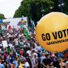 Teilnehmer demonstrieren an der Siegessäule am Tag vor den Europawahlen gegen Rechtsextremismus.
