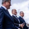 Hessens Ministerpräsident Boris Rhein (CDU, l-r), Bundeskanzler Olaf Scholz (SPD) und Niedersachsens Ministerpräsident Stephan Weil gehen zur Sitzung der Ministerpräsidentenkonferenz (MPK) in Berlin.
