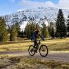 Oben weiß, unten grün: Im Allgäu ist es im Tal derzeit so warm, dass kaum mehr Schnee liegt. In den Bergen findet man diesen allerdings schon, wenn auch in geringen Mengen.