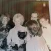 Vor 40 Jahren war Rita Maneth mit dem Tischtennis-Damenteam der SSV Höchstädt Mitglied der Mannschaft des Jahres im Landkreis Dillingen. Hier hält sie den Wanderpokal nach der Ehrung im Landratsamt in der Hand. 