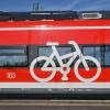 Ein Symbol in Form eines Fahrrades auf einem Zug der Deutschen Bahn signalisiert, dass Fahrräder mitgenommen werden können.