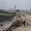 Vertriebene Palästinenser aus dem nördlichen Gazastreifen gehen in der Nähe der Mauer, die Ägypten und den Gazastreifen trennt.  