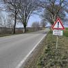 Mit Schildern warnt der Landkreis vor Straßenschäden zwischen Unterfinning und Schöffelding.