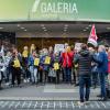 Anfang Mai versammelten sich die Beschäftigten von Galeria Karstadt Kaufhof vor dem Gebäude in Würzburg und demonstrierten gegen die Schließung. Nun kamen die Kündigungen.