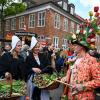 Farbenfroh gekleidete Musiker und Tulpenmädchen sind auf dem Tulpenfest auf den Straßen im Holländischen Viertel unterwegs.