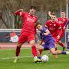 Im Derby gegen den TSV Schwaben (rechts Bastian Kurz) gewann Türkspor Augsburg (links Emre Kurt).. Gegen den Kirchheimer SC  wollen die Violetten nun endlich wieder einen Sieg einfahren. 