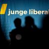 Delegierte stehen beim 65. Bundeskongress vor dem Schriftzug der Jungen Liberalen.