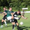 Intensive Zweikämpfe prägten bereits das Hinspiel, das der TSV Meitingen mit 3:1 gewann. Hier kämpfen Markus Hefele (grünes Trikot) und Alexander Heider um den Ball. Lukas Erhard ist Beobachter der Szene. Foto: Karin Tautz