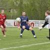 Der Offinger Philipp Schönberger und zwei Verteidiger des TSV Ziemetshausen schauen dem Ball hinterher, der letztlich in den Händen von Gäste-Torwart Niklas Rößle landet.