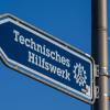 Ein Schild zeigt nahe dem S-Bahnhof Buch den Weg zum Technischen Hilfswerk (THW).