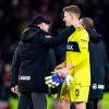 Stuttgarts Trainer Sebastian Hoeneß (l) klatscht mit Stuttgarts Torwart Alexander Nübel (r) nach dem Spiel ab.