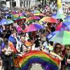 Mehrere tausend Menschen waren am Samstag in Augsburg unterwegs, um beim Christopher Street Day Flagge für queere Menschen zu zeigen.                                    