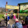 Großes Medieninteresse vor der 23. Saison im Legoland Günzburg: Geschäftsführerin Manuela Stone (im blauen Anzug) eröffnete die Waldabenteuer-Lodge im Feriendorf.