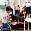 Im Musikunterricht lernen Kinder, mit anderen zusammen etwas zu schaffen. 