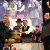 Mit drei Schlägen meistert Bürgermeister Florian Mayer den Bieranstich und das Meringer Volksfest ist eröffnet. 