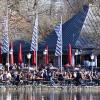 Zahlreiche Menschen sitzen in einem Biergarten im Englischen Garten am Kleinhesseloher See und genießen die Sonne.