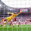Münchens Raphael Guerreiro macht das Tor zum 1:0 gegen Kölns Torwart Marvin Schwäbe.