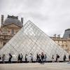 Das Museum Louvre in Paris ist auf der ganzen Welt berühmt.