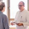 Professor Andreas Manseck ist Urologe am Klinikum Ingolstadt. Er ist Experte für Männergesundheit. Im Bild ist er gerade im Gespräch mit einem Patienten.