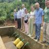 Eine Quelle wird zur Wasserstation, im Bild von links Nadia Pfützner, Pfarrer Denis, Tobias Kunz, Elisabeth Holzapfel, Amelie Raimann, Ferdinand Pfützner und Christian Raimann.