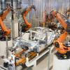 Teile eines Volkswagens werden im Karosseriewerk im Volkswagen Werk Emden von Kuka-Robotern zusammengefügt.