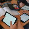 Realschüler einer zehnten Klasse der Gemeinschaftsschule Ernst-Reuter-Schule arbeiten in einer Unterrichtsstunde mit Tablets.