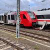 Zwei beschädigte Züge stehen am Hauptbahnhof Worms.