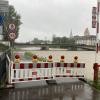 Der Radweg unterhalb der Gänstorbrücke in Neu-Ulm ist wegen des Hochwasser seit Freitagabend schon gesperrt.