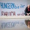 Wolfgang Metzeler-Kick sitzt am neuen Standort des Hungerstreik-Camps im Regierungsviertel.