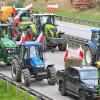 Landwirte aus Polen sind mit ihren Fahrzeugen in Richtung deutsch-polnische Grenze unterwegs.