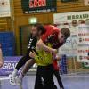 Begeisterung auf dem Handball-Feld: Günzburgs Torwart Patrick Bieber nimmt den zehnmaligen Torschützen Gabriel Scholz nach der Partie spaßeshalber auf den Arm.