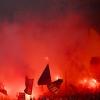 Fans von Leverkusen haben Pyrotechnik gezündet. 