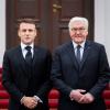 Bundespräsident Frank-Walter Steinmeier (r) begrüßt Emmanuel Macron, Präsident von Frankreich, vor einem Gespräch am Schloss Bellevue.