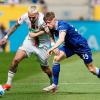 Augsburgs Phillip Tietz (l) und Hoffenheims Muhammed Damar kämpfen um den Ball.