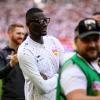 Stuttgarts Serhou Guirassy (M) trägt eine Brille auf der «Champions League» steht.