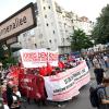 Die "Revolutionären 1. Mai-Demonstration" biegt in die Sonnenallee in Neukölln ein.