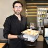 Eispreise steigen – und das hat Gründe. Alessio Nerici  von Alessios Gelato Pasta e Basta in Mering achtet auf Qualität. So wird sein Pistazieneis nur mit Nüssen, ohne zusätzliche Aromen hergestellt.