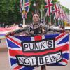 Ist Punk schon Tod? Oder doch unsterblich? In London bleibt er jedenfalls unvergessen. Hier eine Szene von 2022: Ein als Punk verkleideter Mann während des Umzugs zum Platin-Jubiläum von Königin Elizabeth II., vor dem Buckingham-Palast.