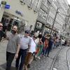 Rund 400 Menschen setzten am Sonntag mit einer Menschenkette in Augsburg ein Zeichen für Demokratie, Frieden und gegen Faschismus.              