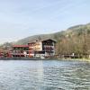 Blick auf das Hotel Schlierseer Hof am Schliersee. In einem Bürgerentscheid hat eine Mehrheit einen Neubau abgelehnt. Offen ist, wie es jetzt mit dem Hotel weitergeht. 