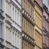 Blick auf sanierte Altbau-Fassaden in Berlin-Prenzlauer Berg. Die Mietpreisbremse in angespannten Wohnungsmärkten soll bis 2029 verlängert werden.