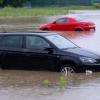 Autos stehen auf dem überfluteten Parkplatz vor dem Aichacher Freibad im Wasser. So sah es beim Junihochwasser an vielen Orten im Landkreis Aichach-Friedberg aus.