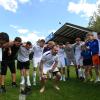 Johannes Hörtensteiner (Mitte) und seine Mitspieler vom TSV Dinkelscherben feierten nach dem 3:1-Sieg gegen den SV Mering den Klassenerhalt auf den letzten Drücker. Foto: Marcus Merk