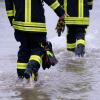 Die anhaltenden Regenfälle sorgen im Landkreis Aichach-Friedberg für Überschwemmungen. Feuerwehren sind im Dauereinsatz.