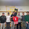 Auf gute Zusammenarbeit. Die Abteilungsleiter Stefan Gastel und Christoph Knöpfle (von links) mit Spielertrainer Andreas Schobel, Co-Trainer Dominik Hefele sowie dem Co-Trainer der 2. Mannschaft, Marcel Obermeier, und Torwarttrainer Holger Niederwieser. 