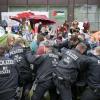 Polizeibeamte gehen während propalästinensischen Demonstration der Gruppe «Student Coalition Berlin» auf dem Theaterhof der Freien Universität Berlin gegen Demonstranten vor.