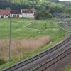 Entlang der Bahnstrecke Augsburg-Donauwörth-Treuchtlingen (hier bei Fünfstetten) könnten zahlreiche Solarparks entstehen.